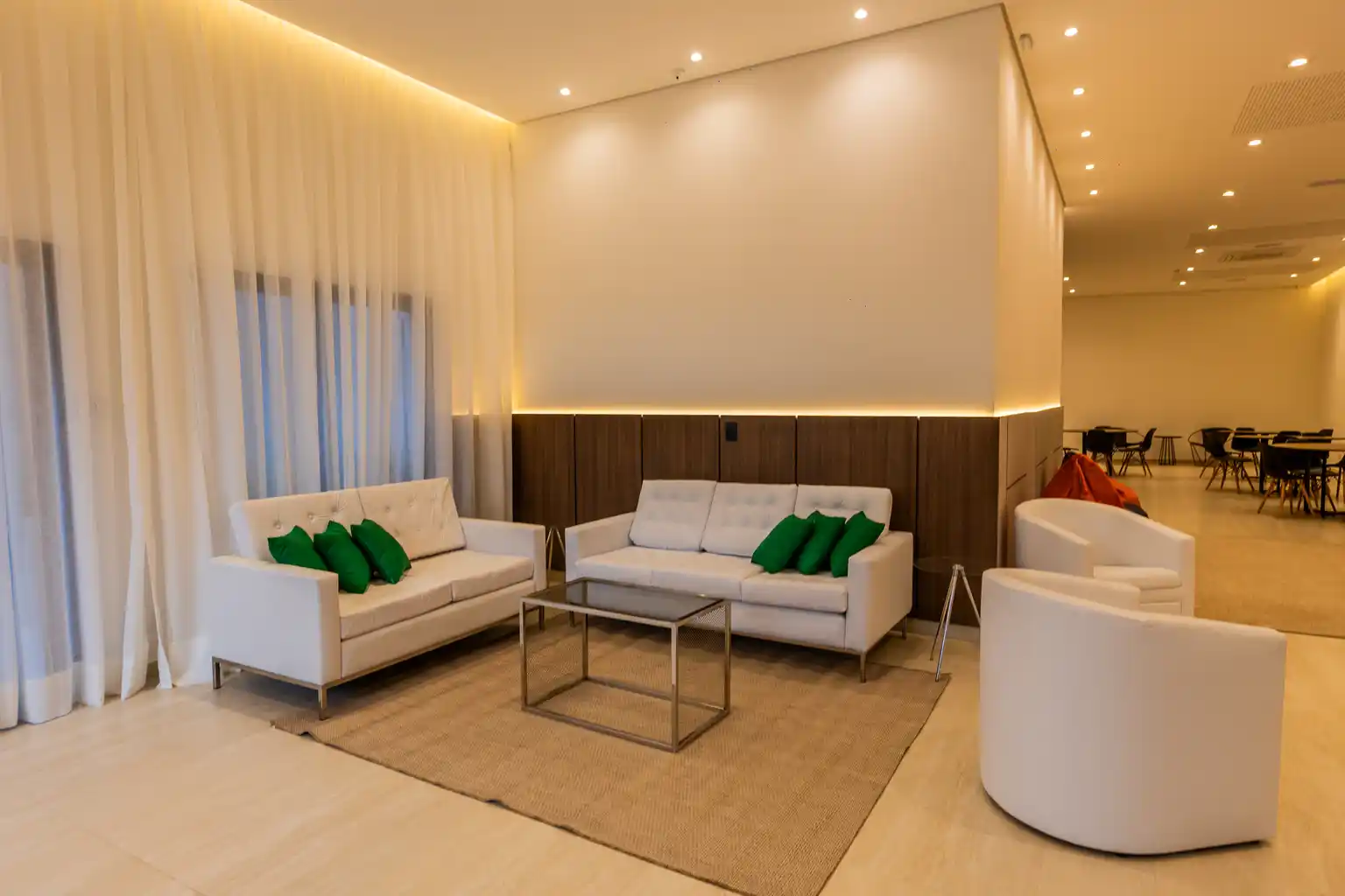 Ambiente interno da Casa Versatt com decoração elegante