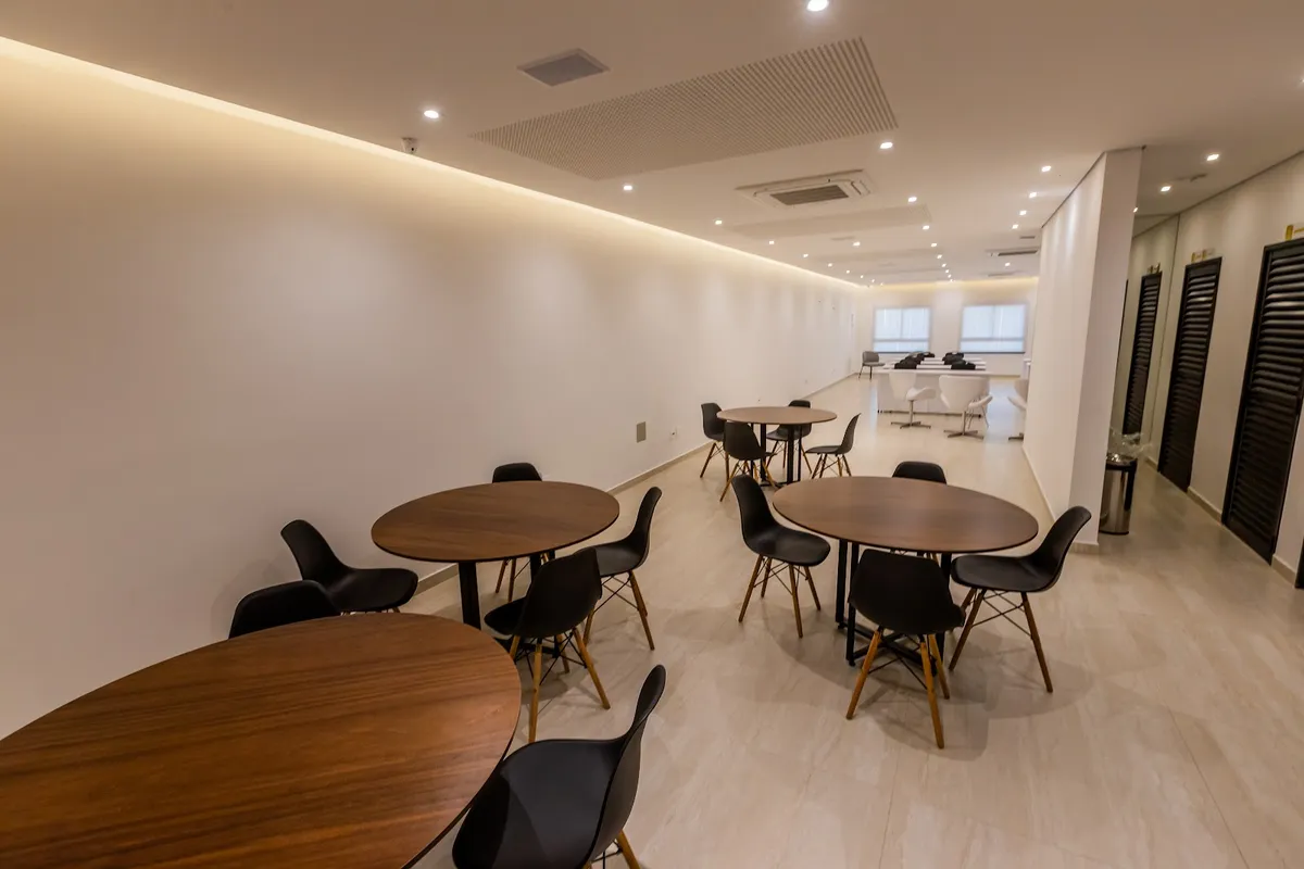 1º andar da Casa Versatt — mesas redondas para networking e jantar