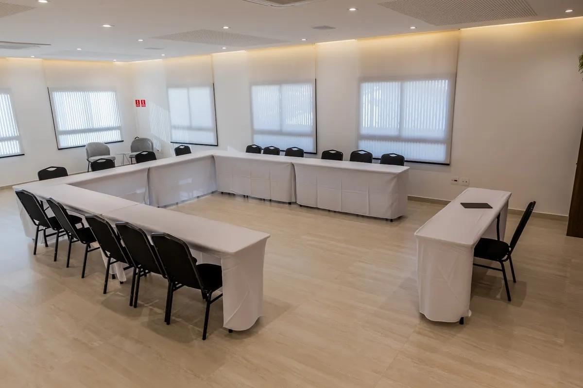 Sala de reunião executiva em formato U na Casa Versatt